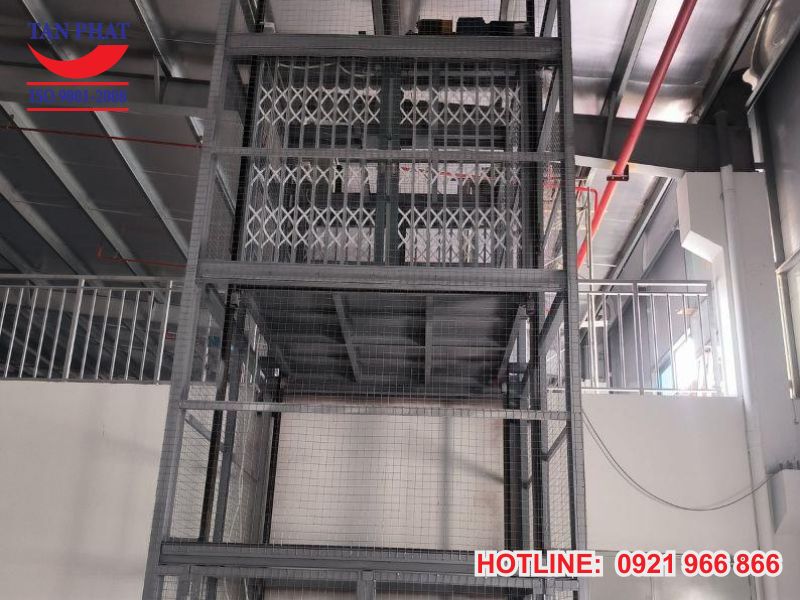 Thang tời hàng được sản xuất, thi công lắp đặt bởi Tân Phát