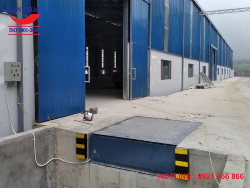 Automatic dock leveler