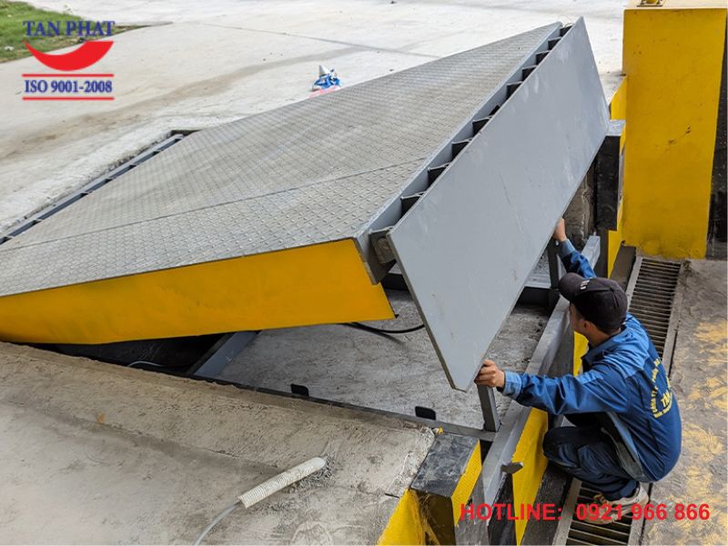 Sàn nâng hàng 12 tấn