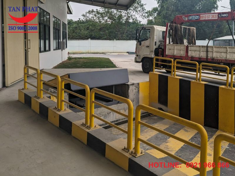 Dock leveler 8 tấn lắp đặt trực tiếp bởi Tân Phát