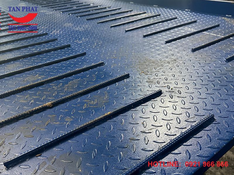 Mặt sàn cầu dẫn xe nâng lên container