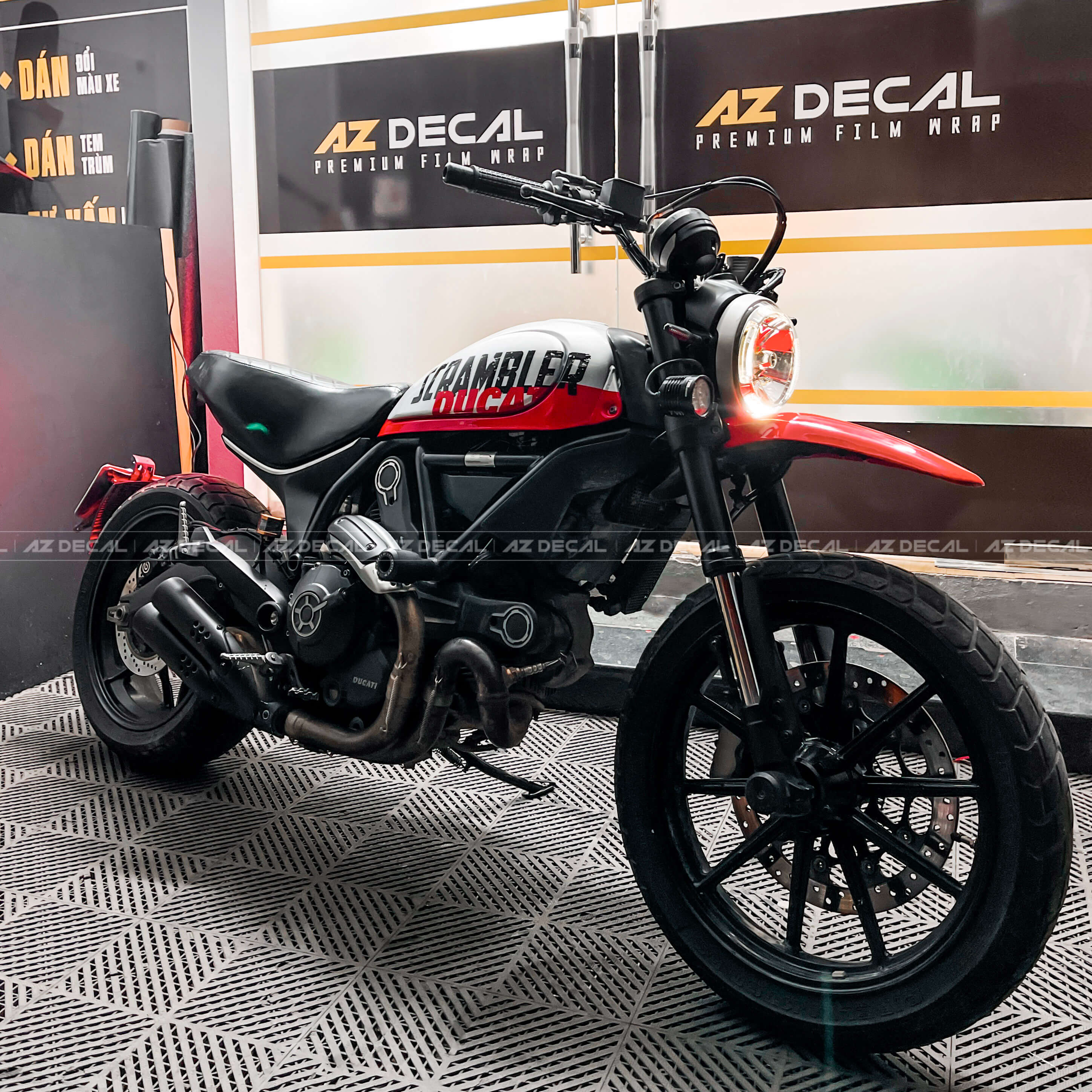 Tem trùm xe Ducati Scrambler đỏ bạc