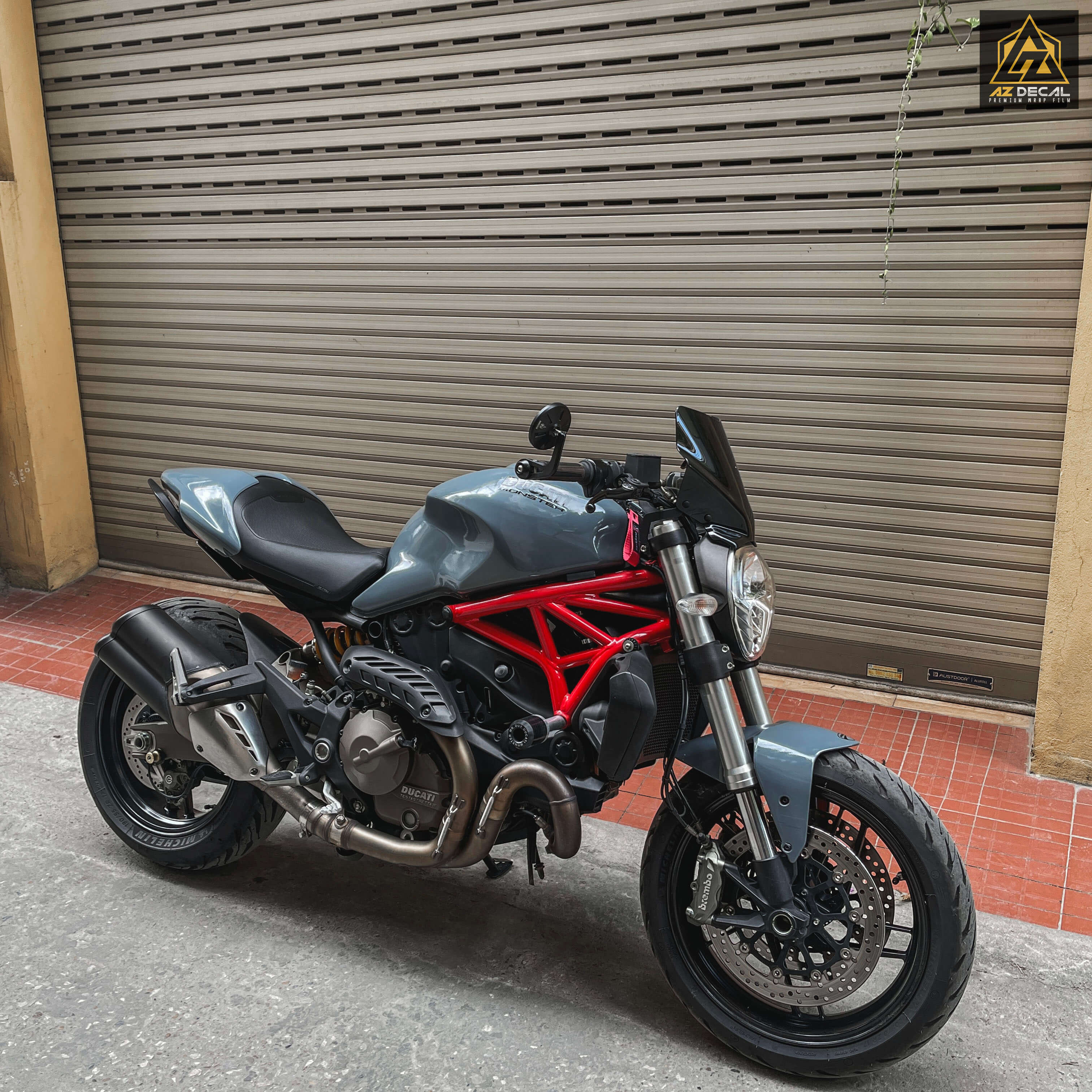 Tem trùm xám xi măng dán xe Ducati Monster 821