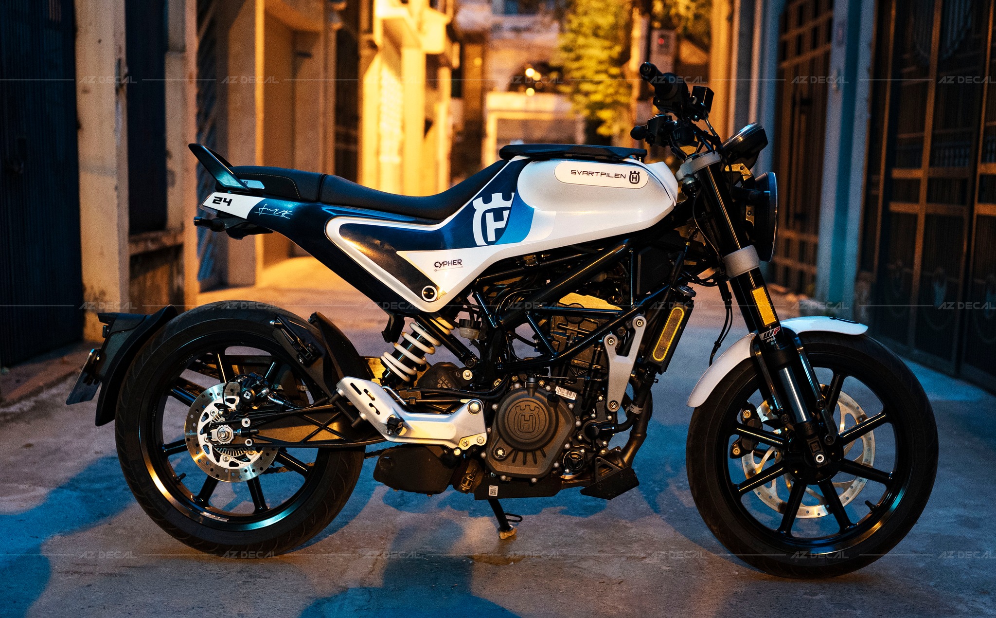 Tem trùm xe Husqvarna xanh trắng