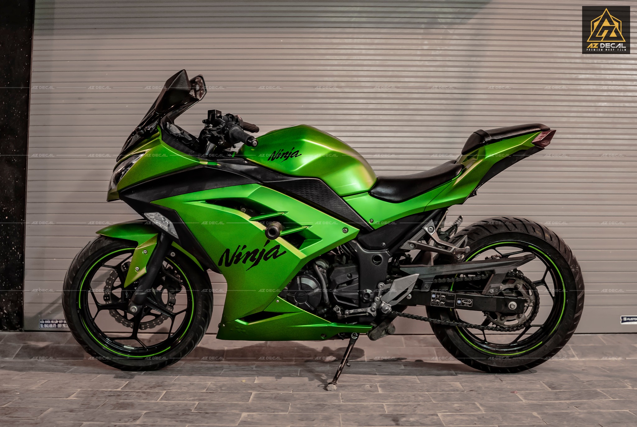 Xe Kawasaki Ninja 300 dán decal đổi màu nhôm xanh lá tại Azdecal