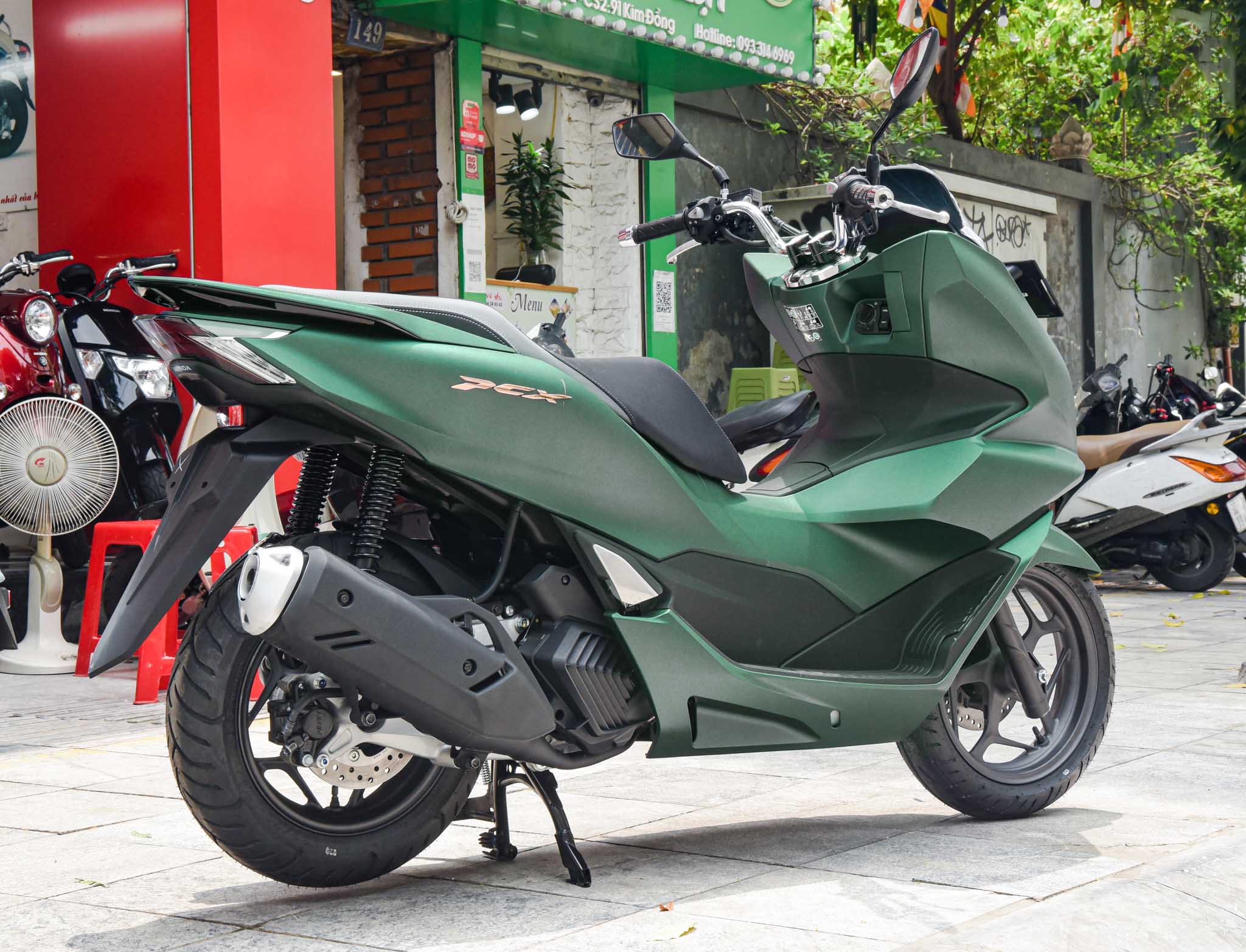 Honda PCX dán đổi màu decal matte màu xanh lá hiện đại