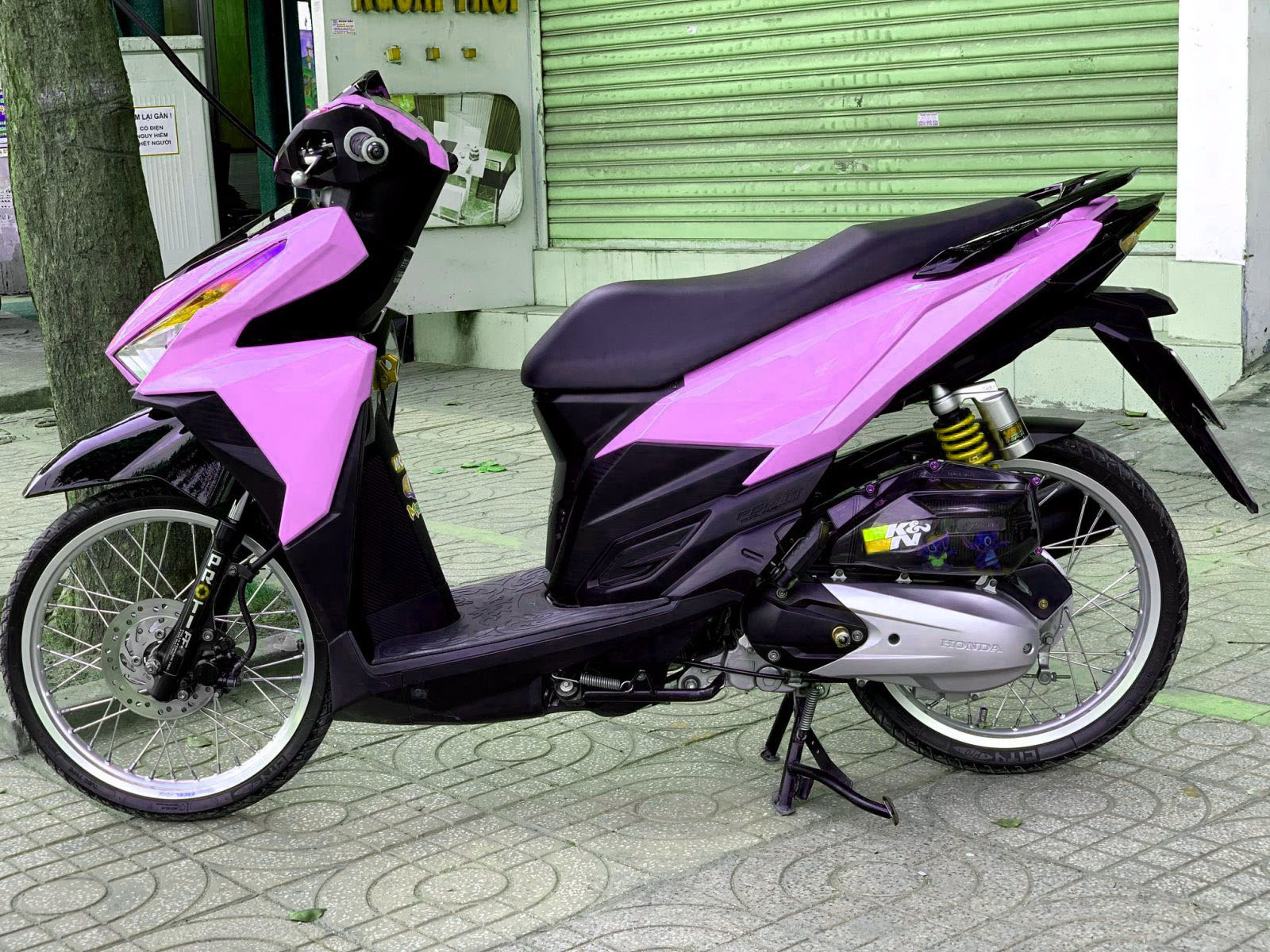 Honda Vario đổi màu hồng 