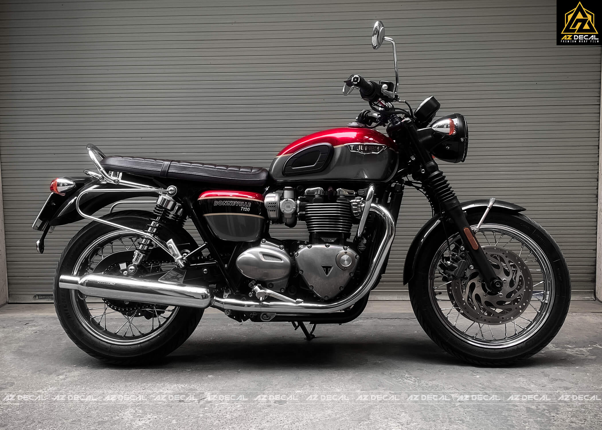 Triumph Bonneville T120 dán tem đỏ