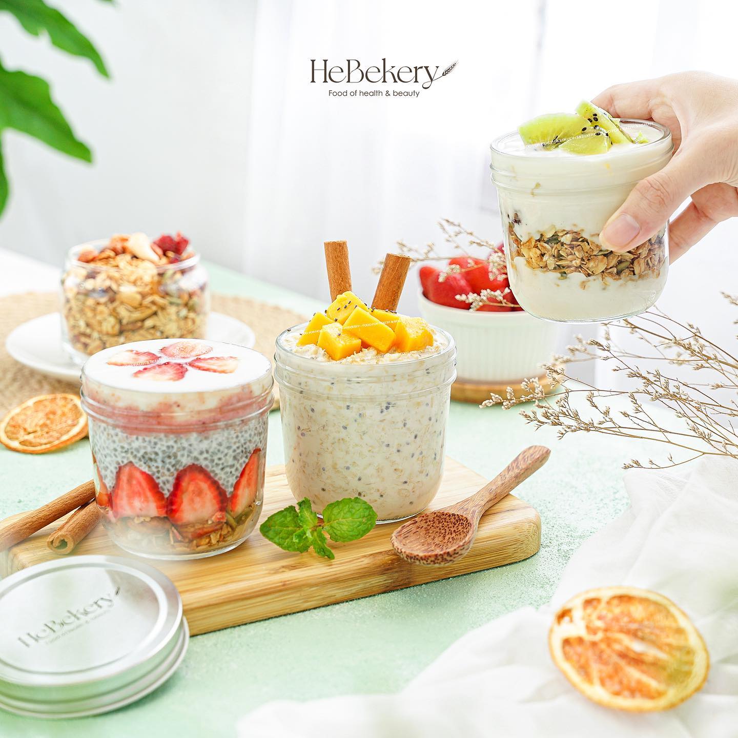 Bạn có thể ăn kèm sữa chua hy lạp cùng với hoa quả để no lâu hơn