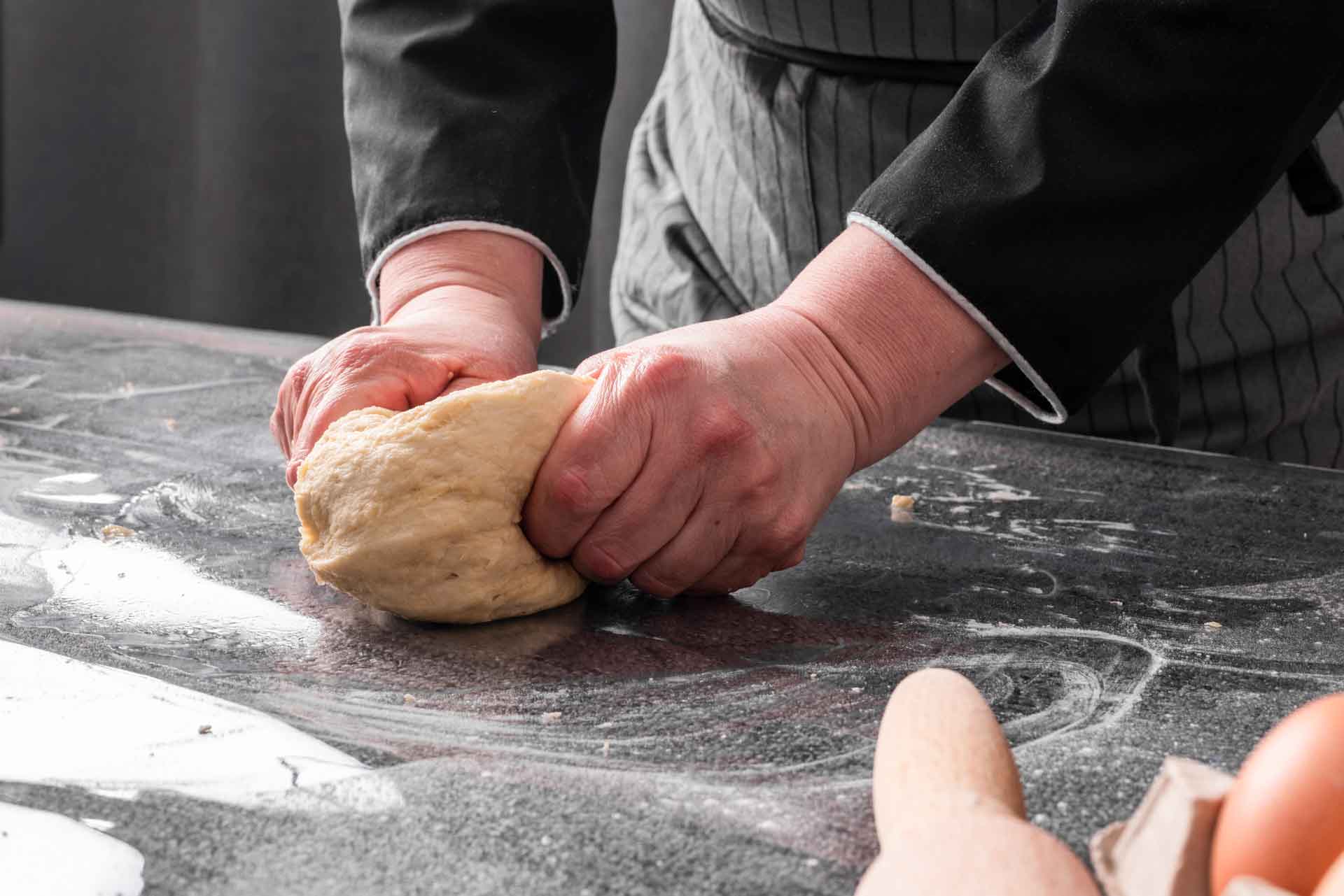 Gluten được hình thành khi nước được trộn với bột