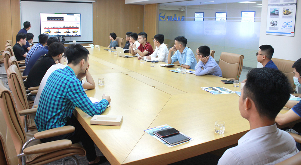 Đại diện hãng đào tạo sản phẩm cho nhân viên công ty Hải Âu