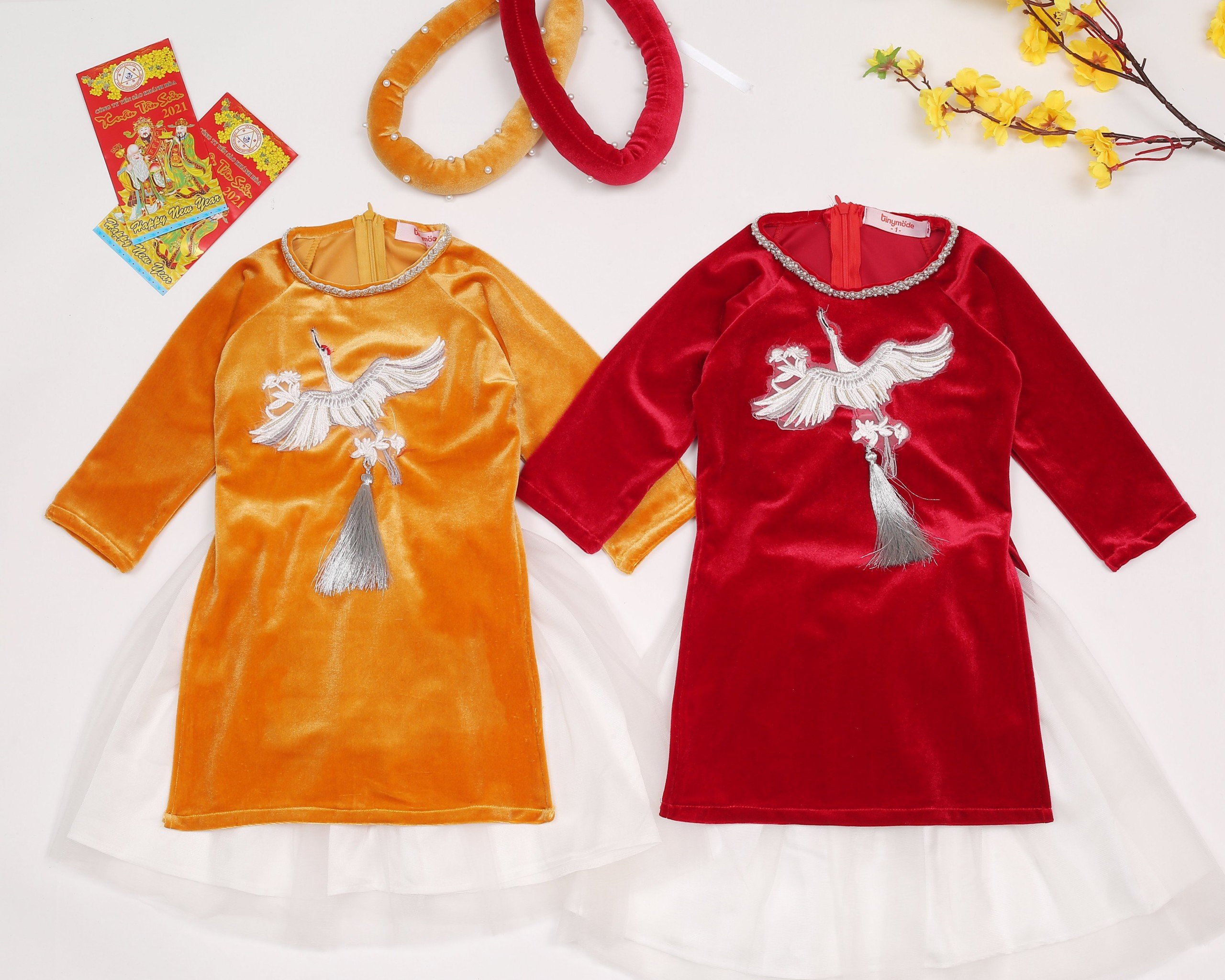 SET BÉ GÁI PHƯỢNG HOÀNG CÙNG KẾT HỢP VỚI CHÂN VÁY TRẮNG TINH KHÔI