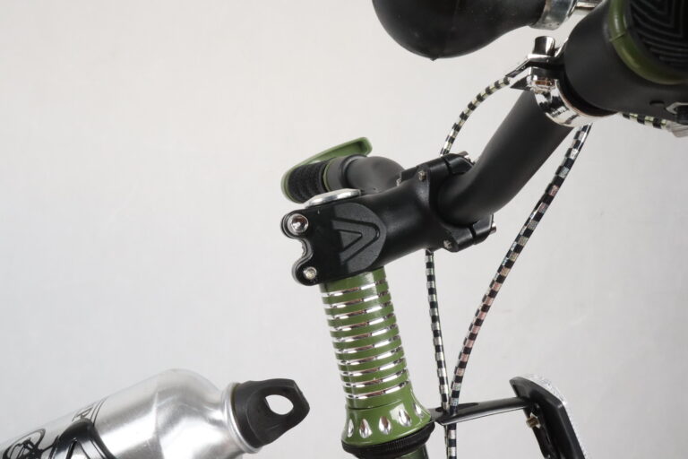 Cổ xe hợp kim nhôm đúc nguyên khối. Ghi đông dạng cánh én, hợp kim thép cường lực chắc chắn.