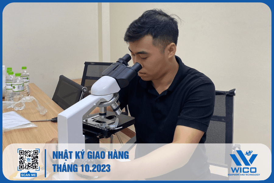 Kỹ thuật viên nhà Wico kiểm tra cẩn thận Kính hiển vi XSZ-107T trước khi giao cho khách