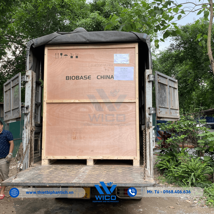 Nhân viên Wico kiểm tra cẩn thận Tủ An Toàn Sinh Học Cấp BSC-1300IIA2-X tại kho