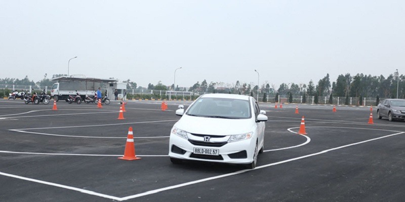 cach huong dan lai xe o to hinh chu chi