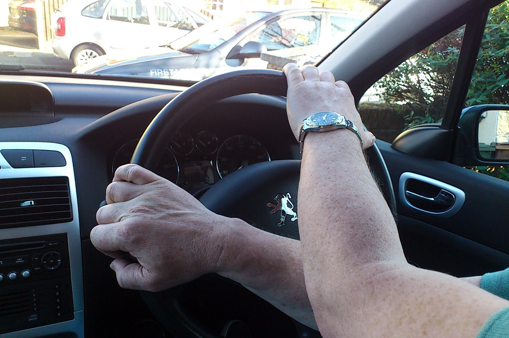 cach lai xe o to 1 tay