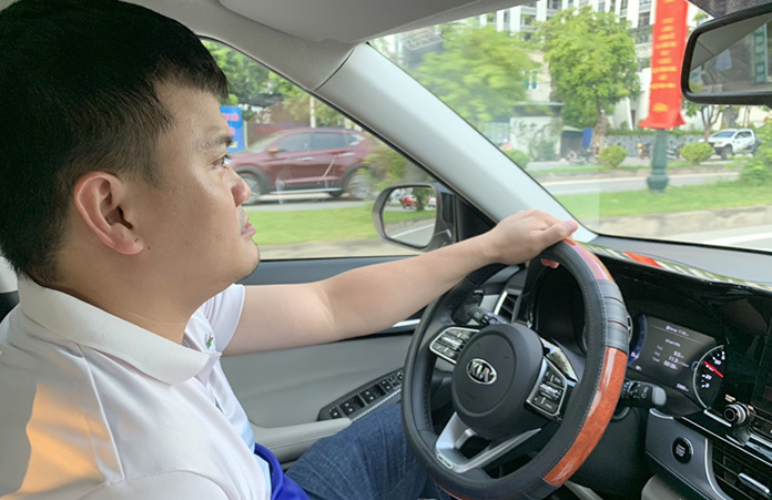 cach lai xe o to 1 tay