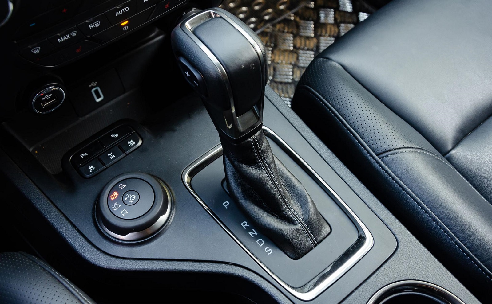 cach lai xe o to khi dung den do