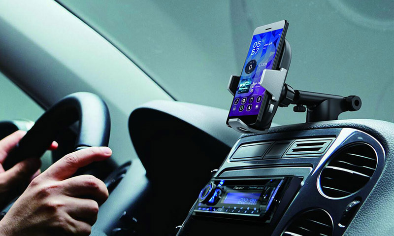 Giá đỡ điện thoại là một phụ kiện ô tô mang đến nhiều tiện ích cho tài xế trong việc sử dụng điện thoại di động khi lái xe
