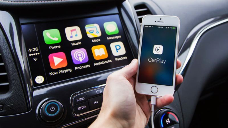 Kết nối điện thoại với màn hình ô tô thông qua ứng dụng Apple CarPlay