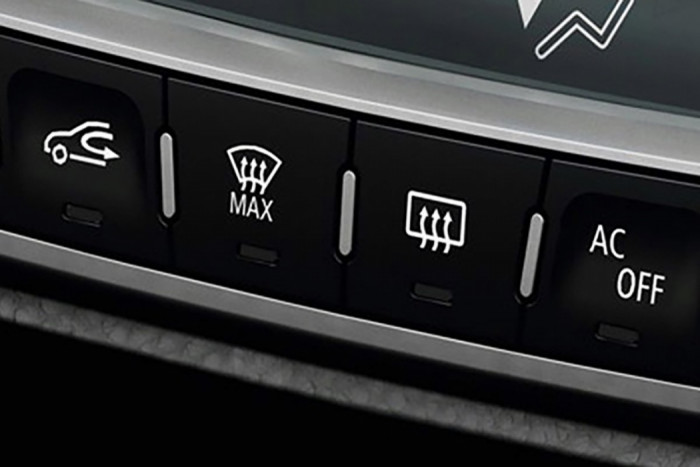 kinh o to bi mo khi troi mua