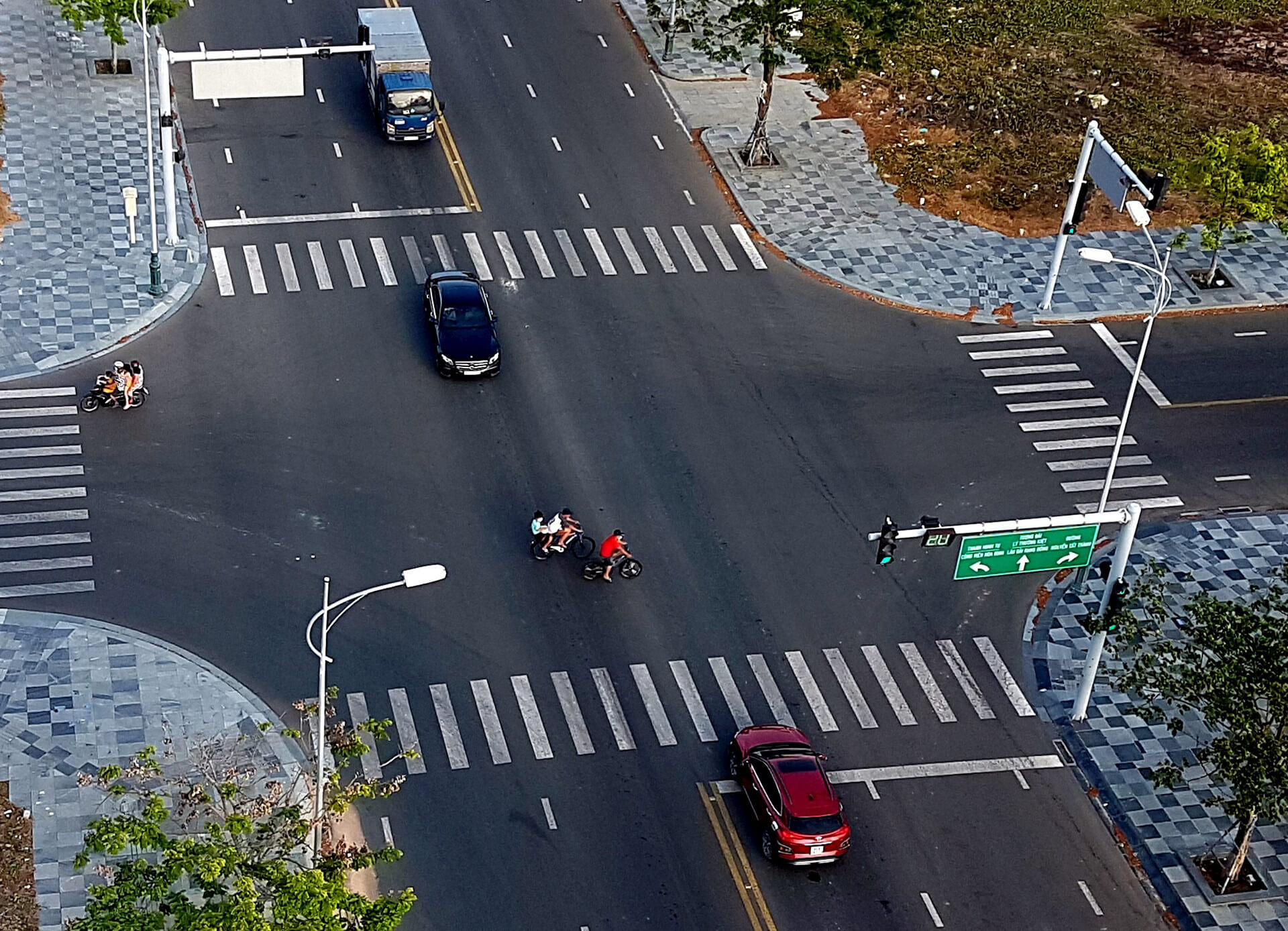 luat giao thong khi qua nga tu