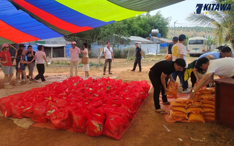 trao quà cho những hoàn cảnh khó khăn