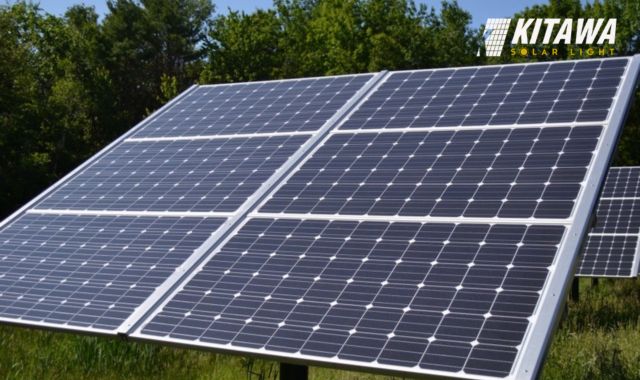 Dàn pin mặt trời tự xoay lắp đặt tại khu đất trống