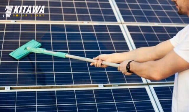 Vệ sinh tấm pin mặt trời giúp duy trì hiệu suất hấp thụ ánh sáng