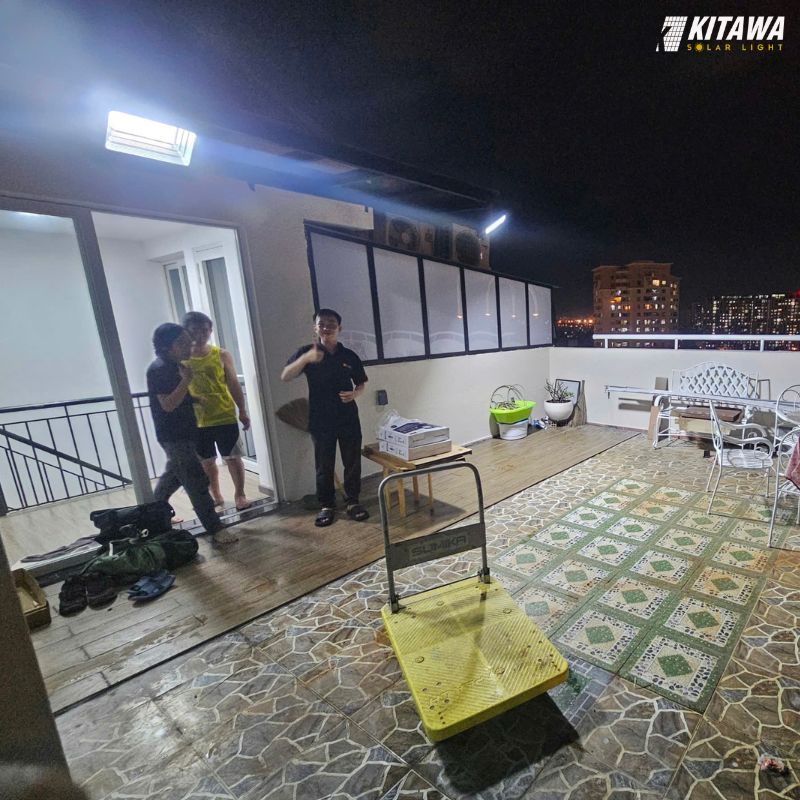 lắp đèn pha năng lượng mặt trời cho sân thượng