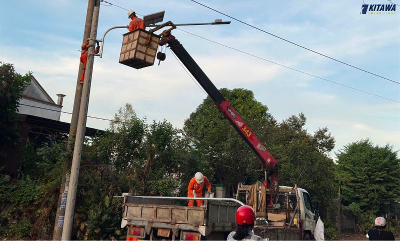 lắp đặt đèn năng lượng mặt trời cho đường đi