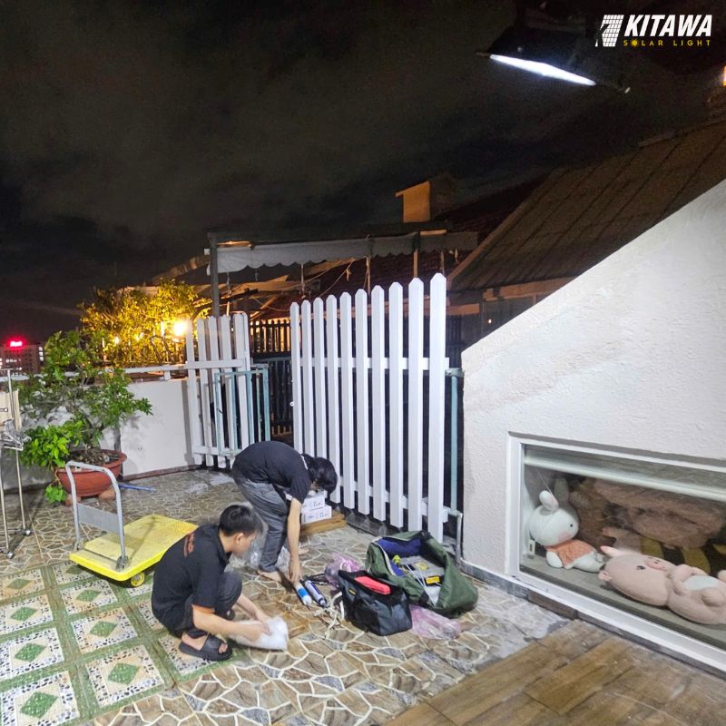 lắp đèn pha năng lượng mặt trời cho sân thượng