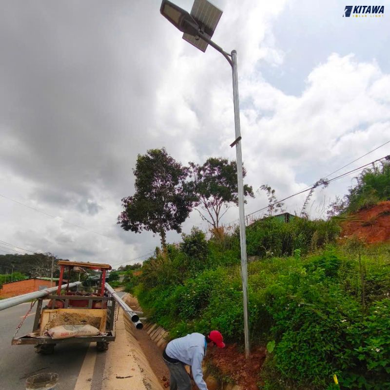 lắp đặt hệ thống đèn năng lượng mặt trời dọc quốc lộ