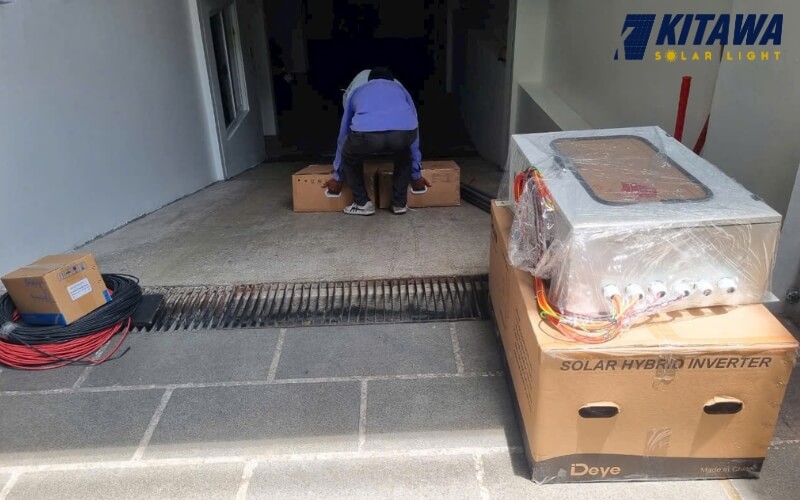 Bàn giao các thiết bị để tiến hàng lắp đặt hệ thống điện mặt trời hòa lưới 8kW