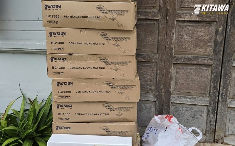 Bàn giao và lắp đèn năng lượng mặt trời ở Vũng Tàu