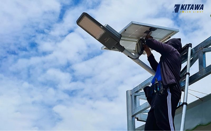 Tiến hành kiểm tra các bộ phận có trong đèn để bảo trì toàn diện