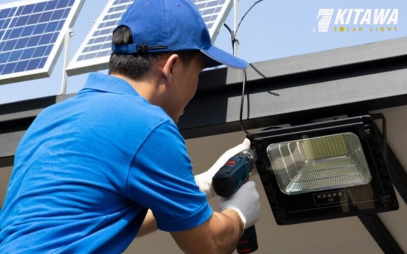 Chuẩn bị dụng cụ đầy đủ để lắp đặt đèn năng lượng mặt trời