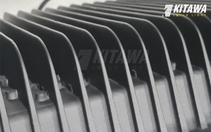 Đèn được thiết kế bằng hộp kim nhôm chắc chắn