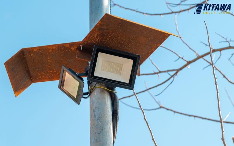 Đặt tấm carton che tấm Pin