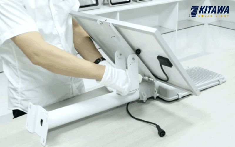 Lắp ráp các bộ phận đèn với nhau