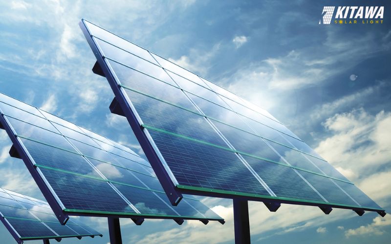 Tấm pin giúp hấp thu ánh sáng chuyển thành điện năng