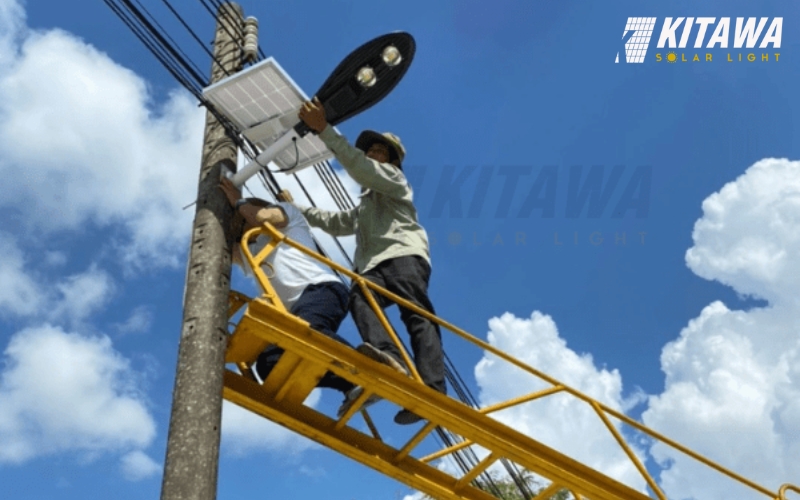 Đèn năng lượng mặt trời hoạt động dựa trên ánh sáng tổng thể