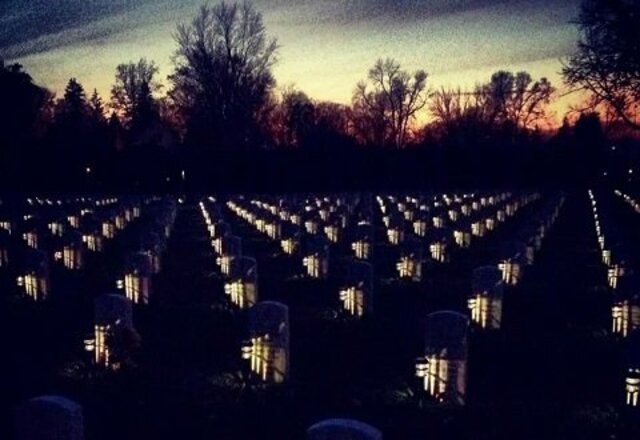 Đèn năng lượng mặt trời nghĩa trang giúp chiếu sáng các ngôi mộ