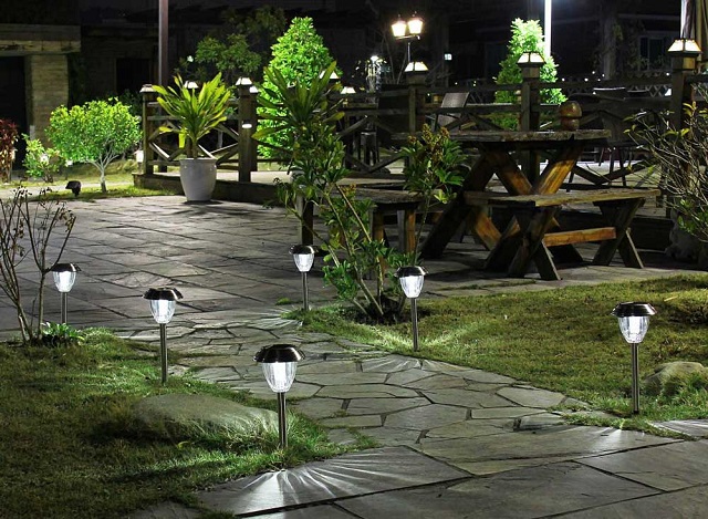 Đèn năng lượng mặt trời sân vườn có thiết kế nhỏ gọn