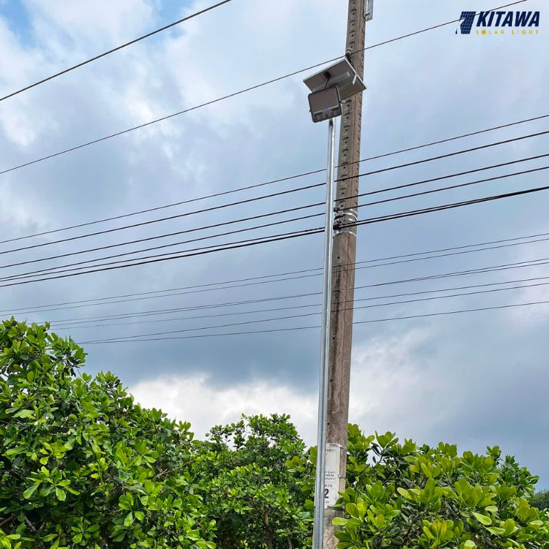 đèn năng lượng mặt trời thắp sáng đường quê