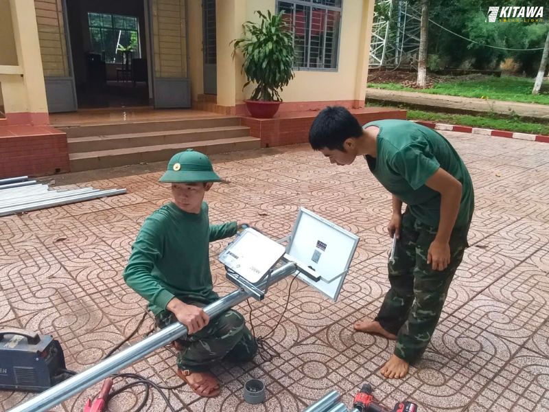 đèn năng lượng mặt trời thắp sáng đường quê