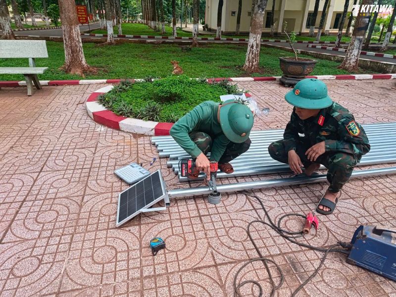 đèn năng lượng mặt trời thắp sáng đường quê