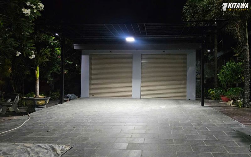 đèn pha năng lượng mặt trời cho sân vườn
