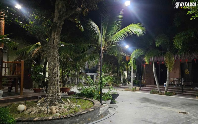 đèn pha năng lượng mặt trời cho sân vườn